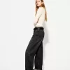 Wide-leg ’90s jeans with turn-up hems Wide-leg ’90s jeans with turn-up hems