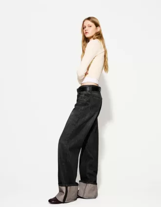 Wide-leg ’90s jeans with turn-up hems