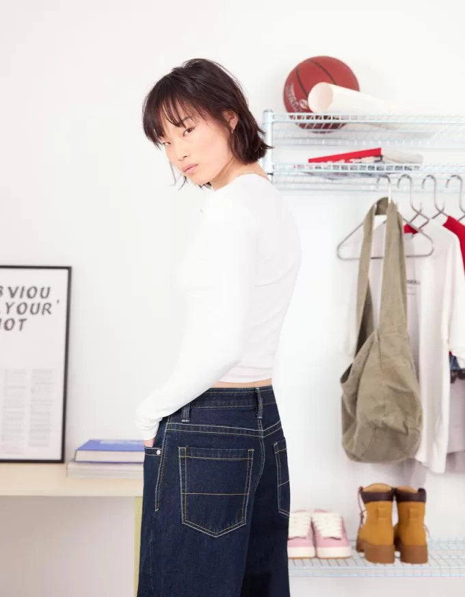 Wide-leg ’90s jeans with turn-up hems