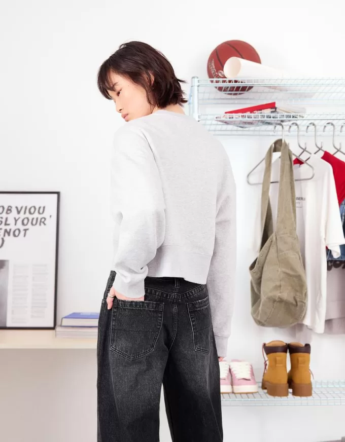 Wide-leg ’90s jeans with turn-up hems