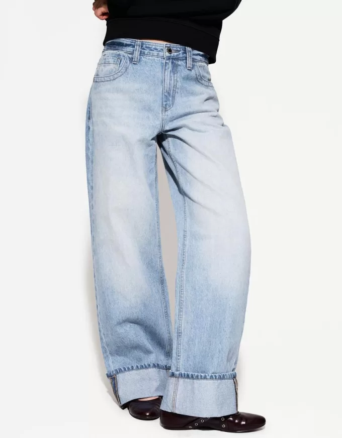 Wide-leg ’90s jeans with turn-up hems Wide-leg ’90s jeans with turn-up hems