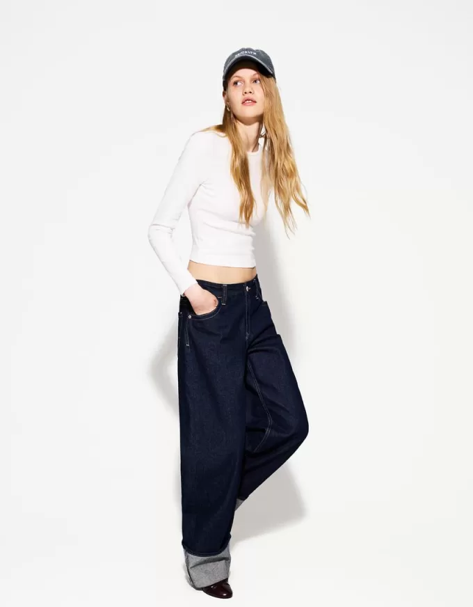Wide-leg ’90s jeans with turn-up hems Wide-leg ’90s jeans with turn-up hems