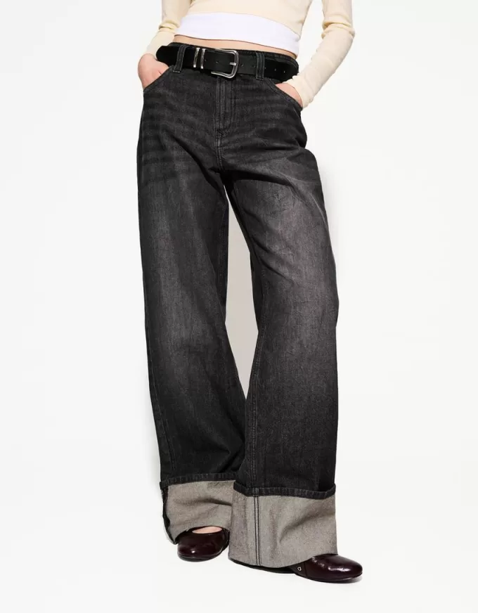 Wide-leg ’90s jeans with turn-up hems Wide-leg ’90s jeans with turn-up hems