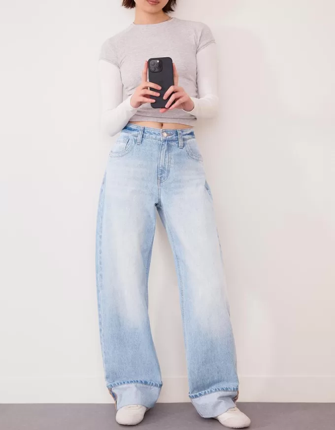 Wide-leg ’90s jeans with turn-up hems