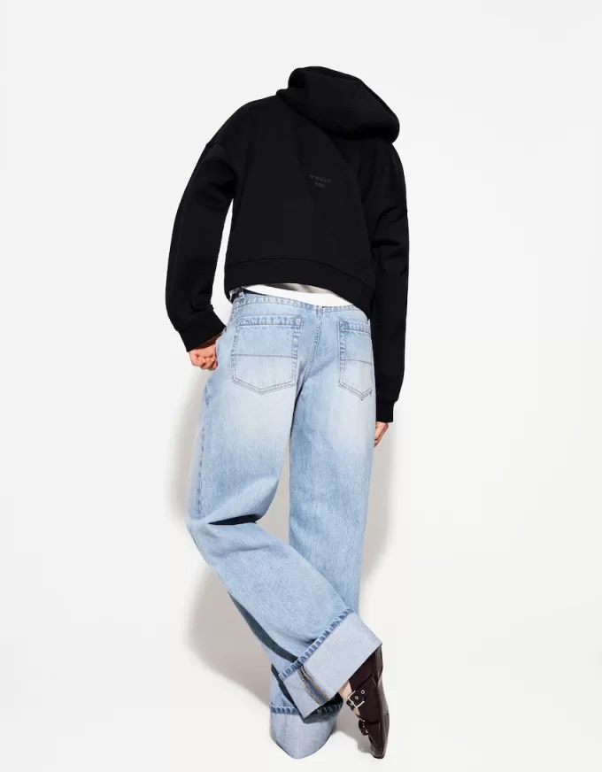 Wide-leg ’90s jeans with turn-up hems Wide-leg ’90s jeans with turn-up hems