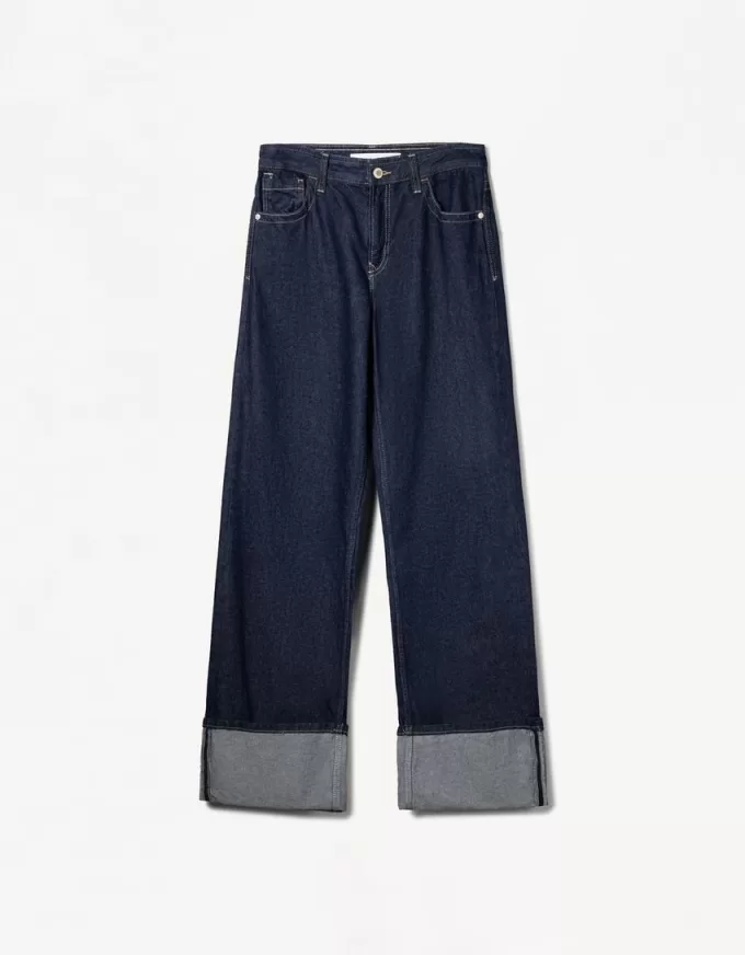 Wide-leg ’90s jeans with turn-up hems Wide-leg ’90s jeans with turn-up hems