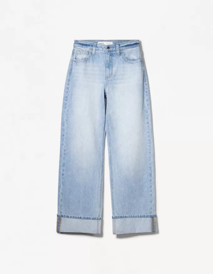 Wide-leg ’90s jeans with turn-up hems
