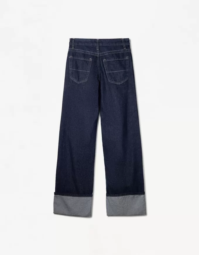 Wide-leg ’90s jeans with turn-up hems Wide-leg ’90s jeans with turn-up hems