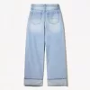 Wide-leg ’90s jeans with turn-up hems