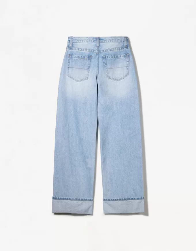 Wide-leg ’90s jeans with turn-up hems Wide-leg ’90s jeans with turn-up hems