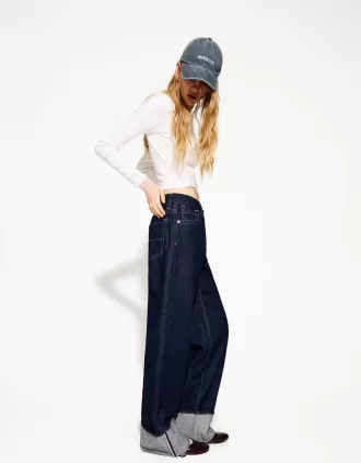 Wide-leg ’90s jeans with turn-up hems