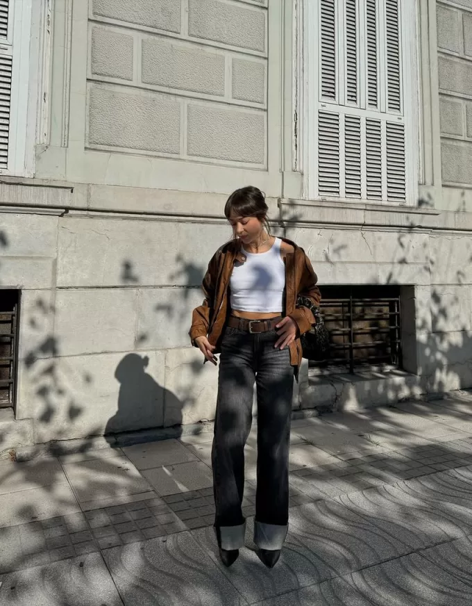 Wide-leg ’90s jeans with turn-up hems Wide-leg ’90s jeans with turn-up hems