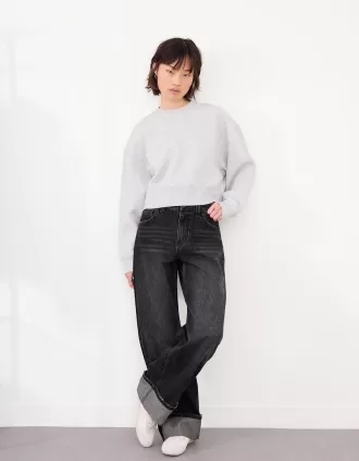 Wide-leg ’90s jeans with turn-up hems