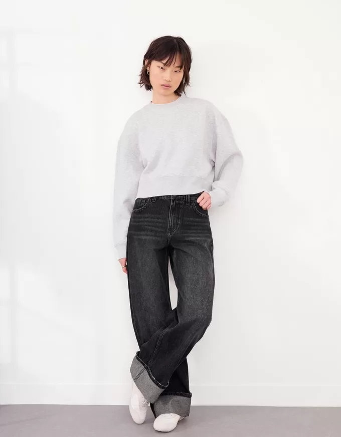 Wide-leg ’90s jeans with turn-up hems