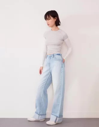 Wide-leg ’90s jeans with turn-up hems