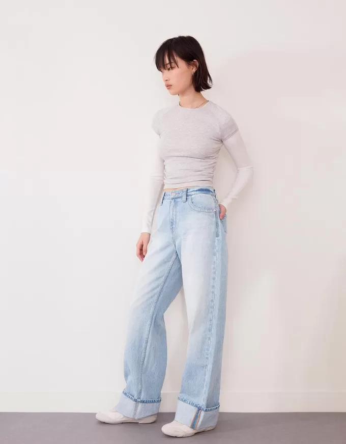 Wide-leg ’90s jeans with turn-up hems